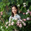 爱妻艺海角插花导师陈木子，手持一束芍药，花艺工作室背景绿意盎然